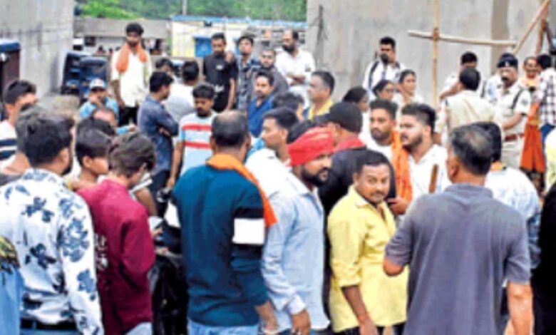 रायपुर के रामनगर इलाके में बजरंग दल के कार्यकर्ताओं ने रुकवाया अवैध मतांतरण, पास्टर गिरफ्तार रायपुर के रामनगर इलाके में बजरंग दल के कार्यकर्ताओं ने रुकवाया अवैध मतांतरण, पास्टर गिरफ्तार