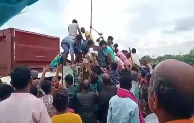 बेमेतरा में मुर्गियों से भरा वाहन पलटा, घायल ड्राइवर को बचाना छोड़ मुर्गियां लूटकर भगने लगे लोग बेमेतरा में मुर्गियों से भरा वाहन पलटा, घायल ड्राइवर को बचाना छोड़ मुर्गियां लूटकर भगने लगे लोग
