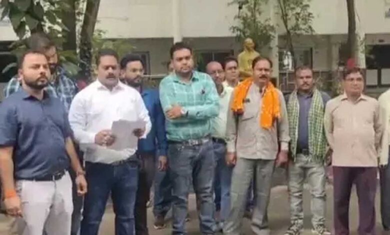 बिलासपुर : डिप्टी कलेक्टर पर दुर्व्यवहार करने का आरोप:लिपिक वर्गीय कर्मचारी संघ ने खोला मोर्चा बिलासपुर : डिप्टी कलेक्टर पर दुर्व्यवहार करने का आरोप:लिपिक वर्गीय कर्मचारी संघ ने खोला मोर्चा