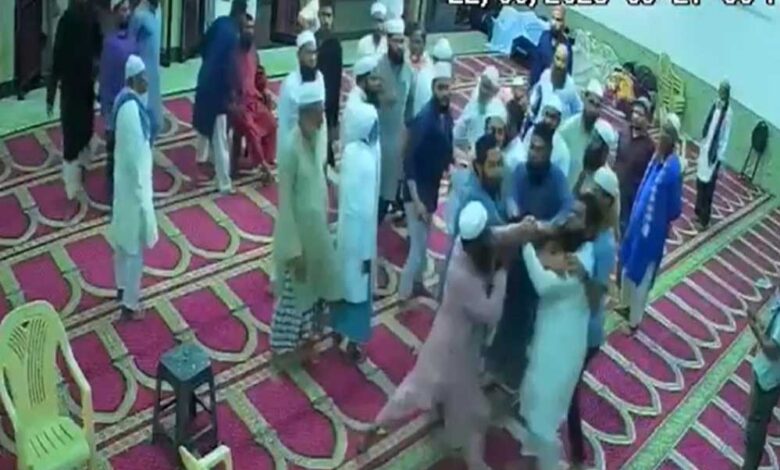 कोरबा की जामा मस्जिद में सामाजिक बैठक के दौरान दो पक्षों में विवाद कोरबा की जामा मस्जिद में सामाजिक बैठक के दौरान दो पक्षों में विवाद