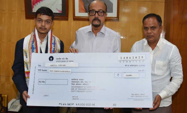 रायपुर : राज्यपाल श्री डेका ने मेधावी छात्र आदित्य का किया सम्मान रायपुर : राज्यपाल श्री डेका ने मेधावी छात्र आदित्य का किया सम्मान