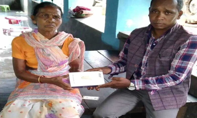 रायपुर : मुख्यमंत्री कैंप कार्यालय की पहल से श्रवण दोष पीड़ित बुंदा लकड़ा को मिला श्रवण यंत्र रायपुर : मुख्यमंत्री कैंप कार्यालय की पहल से श्रवण दोष पीड़ित बुंदा लकड़ा को मिला श्रवण यंत्र