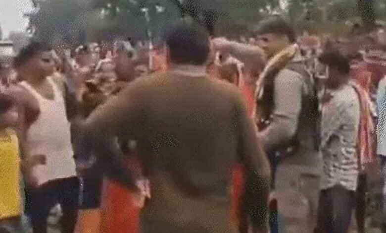 नक्सली हिड़मा के गांव में CRPF के जवान बने दुल्हन के भाई, नेग दिया फिर बेटी और ग्रामीणों के साथ थिरकाए कदम नक्सली हिड़मा के गांव में CRPF के जवान बने दुल्हन के भाई, नेग दिया फिर बेटी और ग्रामीणों के साथ थिरकाए कदम