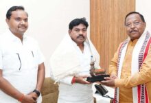 रायपुर : उत्तरप्रदेश के राज्य मंत्री संजय सिंह गौड़ ने मंत्री रामविचार नेताम से की मुलाकात