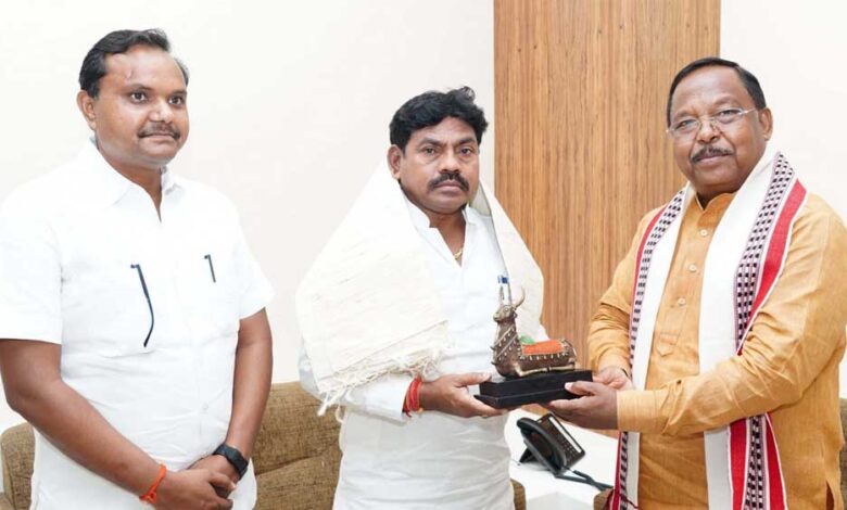 रायपुर : उत्तरप्रदेश के राज्य मंत्री संजय सिंह गौड़ ने मंत्री रामविचार नेताम से की मुलाकात रायपुर : उत्तरप्रदेश के राज्य मंत्री संजय सिंह गौड़ ने मंत्री रामविचार नेताम से की मुलाकात