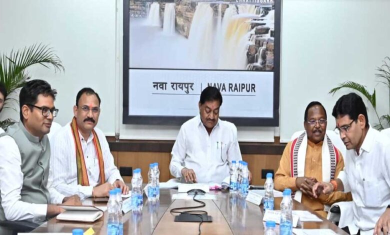 रायपुर : मंत्रिमंडलीय उप समिति की बैठक में धान के त्वरित निराकरण हेतु लिए गए महत्वपूर्ण निर्णय रायपुर : मंत्रिमंडलीय उप समिति की बैठक में धान के त्वरित निराकरण हेतु लिए गए महत्वपूर्ण निर्णय