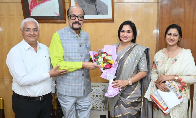 राज्यपाल डेका से छत्तीसगढ़ राज्य केश शिल्प कल्याण बोर्ड की अध्यक्ष ने की सौजन्य भेंट