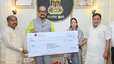 राज्यपाल  डेका ने पहलगाम आतंकी हमले में जान गंवाने वाले स्वर्गीय  अग्रवाल के परिजनों को दी 2 लाख रूपये की सहायता राशि