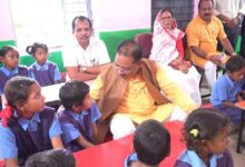 ….जब मुख्यमंत्री विष्णु देव साय नन्हें बच्चों के बीच बैठकर स्मार्ट क्लास-रूम से हुए रू-ब-रू,CM बोले “पढ़ाई ठीक से करना है न… मोबाइल ज्यादा नहीं देखना”
