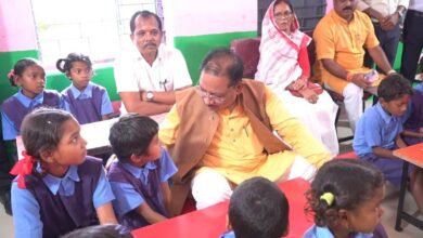 ….जब मुख्यमंत्री विष्णु देव साय नन्हें बच्चों के बीच बैठकर स्मार्ट क्लास-रूम से हुए रू-ब-रू,CM बोले “पढ़ाई ठीक से करना है न… मोबाइल ज्यादा नहीं देखना”