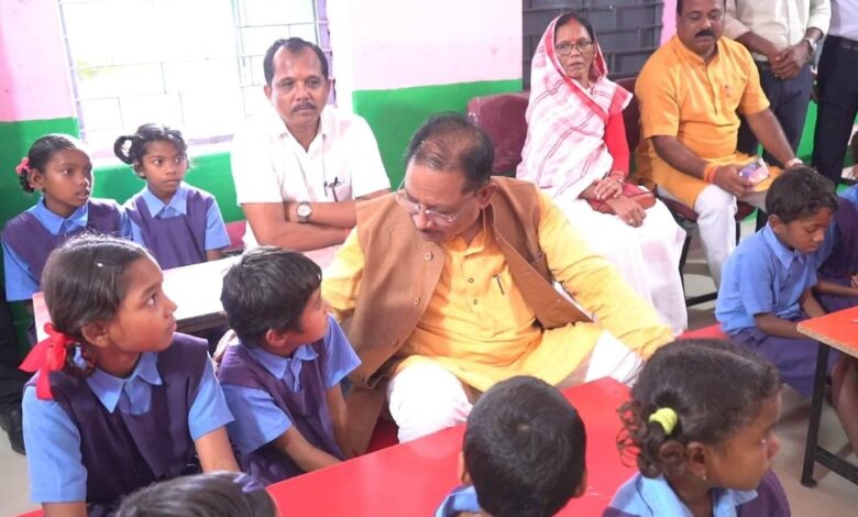 ….जब मुख्यमंत्री विष्णु देव साय नन्हें बच्चों के बीच बैठकर स्मार्ट क्लास-रूम से हुए रू-ब-रू,CM बोले “पढ़ाई ठीक से करना है न… मोबाइल ज्यादा नहीं देखना” ….जब मुख्यमंत्री विष्णु देव साय नन्हें बच्चों के बीच बैठकर स्मार्ट क्लास-रूम से हुए रू-ब-रू,CM बोले “पढ़ाई ठीक से करना है न… मोबाइल ज्यादा नहीं देखना”