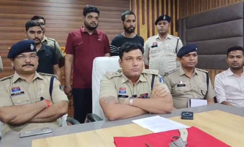 मोहड़ अवैध रेत खनन में हुए गोलीकांड मामले में पुलिस ने 3 फरार आरोपियों को एमपी से किया गिरफ्तार मोहड़ अवैध रेत खनन में हुए गोलीकांड मामले में पुलिस ने 3 फरार आरोपियों को एमपी से किया गिरफ्तार