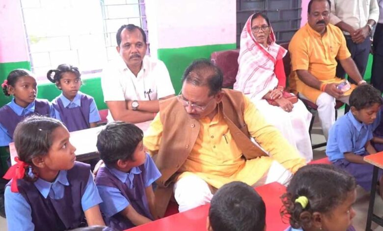 पढ़ाई ठीक से करना है न… मोबाइल ज्यादा नहीं देखना: मुख्यमंत्री विष्णु देव साय पढ़ाई ठीक से करना है न… मोबाइल ज्यादा नहीं देखना: मुख्यमंत्री विष्णु देव साय