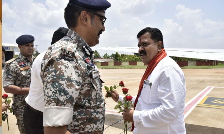 रायपुर : उप मुख्यमंत्री विजय शर्मा और वन मंत्री केदार कश्यप का एयरपोर्ट में किया गया आत्मीय स्वागत रायपुर : उप मुख्यमंत्री विजय शर्मा और वन मंत्री केदार कश्यप का एयरपोर्ट में किया गया आत्मीय स्वागत