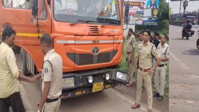 भिलाई में ट्रेलर की चपेट में आने से बाइक सवार चाचा-भतीजे की मौत,  SSP बोले- सड़क बनाने वाली कंपनी पर दर्ज हो हत्या का केस