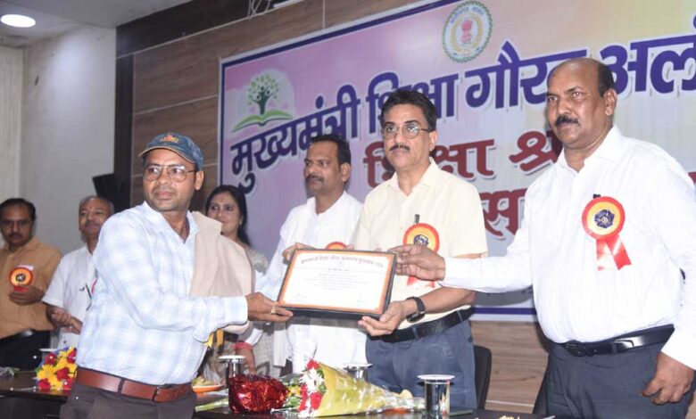 स्कूलों में ज्वाइन करने लगे युक्तियुक्त शिक्षक, ग्रामीणों व बच्चों में खुशी का माहौल स्कूलों में ज्वाइन करने लगे युक्तियुक्त शिक्षक, ग्रामीणों व बच्चों में खुशी का माहौल