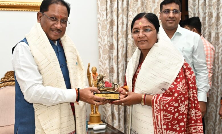 मुख्यमंत्री साय से केंद्रीय महिला एवं बाल विकास राज्य मंत्री श्रीमती सावित्री ठाकुर ने की सौजन्य मुलाकात…. मुख्यमंत्री साय से केंद्रीय महिला एवं बाल विकास राज्य मंत्री श्रीमती सावित्री ठाकुर ने की सौजन्य मुलाकात….