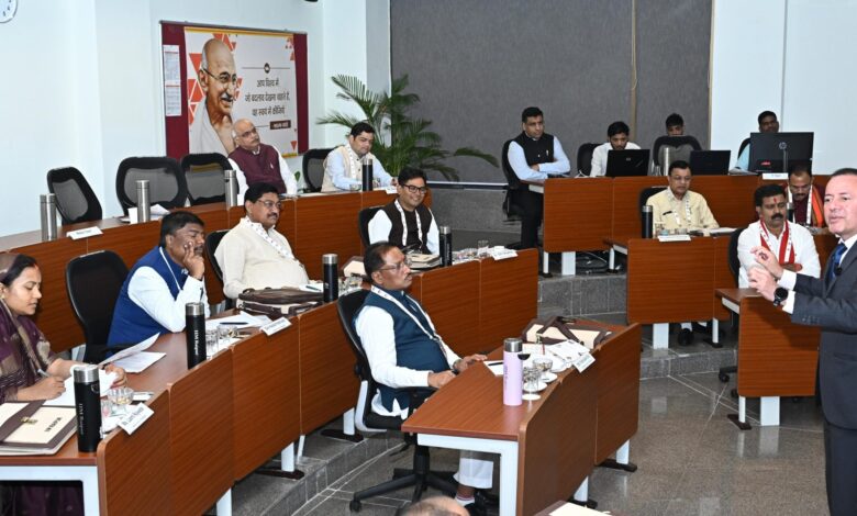 CG NEWS: मुख्यमंत्री विष्णु देव साय ने ‘चिंतन शिविर 2.0’ को बताया नीति-निर्माण का सशक्त मंच, IIM रायपुर में मंत्रियों ने सीखी सुशासन और नेतृत्व की बारीकियां… CG NEWS: मुख्यमंत्री विष्णु देव साय ने ‘चिंतन शिविर 2.0’ को बताया नीति-निर्माण का सशक्त मंच, IIM रायपुर में मंत्रियों ने सीखी सुशासन और नेतृत्व की बारीकियां…