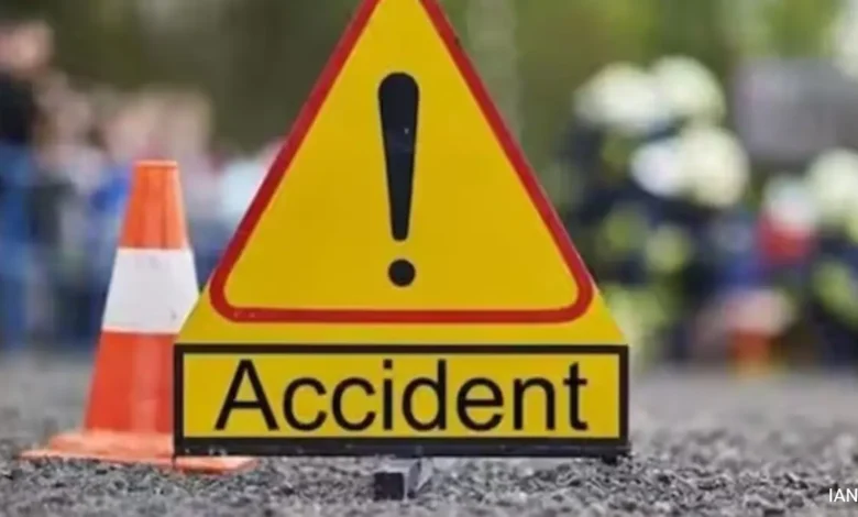 CG Accident: भीषण सड़क हादसे में डॉक्टर की मौत, तेज रफ्तार पिकअप ने बाइक को मारी टक्कर… CG Accident: भीषण सड़क हादसे में डॉक्टर की मौत, तेज रफ्तार पिकअप ने बाइक को मारी टक्कर…