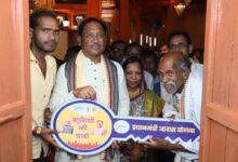 CG News: प्रधानमंत्री आवास योजना ने बुजुर्ग को दिलाया पहला पक्का घर, सपनों का आशियाना पाकर भावुक हुए संतु चक्रेस, मुख्यमंत्री साय से सौंपीं पक्के मकान की चाबी…