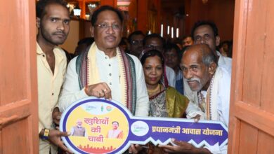 CG News: प्रधानमंत्री आवास योजना ने बुजुर्ग को दिलाया पहला पक्का घर, सपनों का आशियाना पाकर भावुक हुए संतु चक्रेस, मुख्यमंत्री साय से सौंपीं पक्के मकान की चाबी…