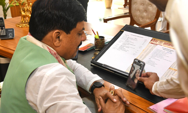MP NEWS: मुख्यमंत्री डॉ. मोहन यादव ने इज़रायल-ईरान युद्ध के बीच कतर से सुरक्षित लौटी उज्जैन निवासी श्रीमती मनीषा भटनागर से वीडियो कॉल पर की चर्चा… MP NEWS: मुख्यमंत्री डॉ. मोहन यादव ने इज़रायल-ईरान युद्ध के बीच कतर से सुरक्षित लौटी उज्जैन निवासी श्रीमती मनीषा भटनागर से वीडियो कॉल पर की चर्चा…