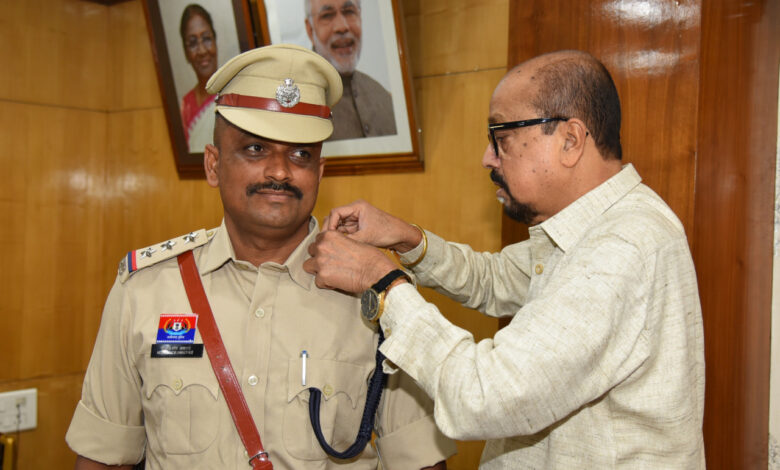 CG NEWS: राज्यपाल रमेन डेका ने निरीक्षक नीलकिशोर अवस्थी को डीएसपी पद पर स्टार लगाकर दी शुभकामनाएं…. CG NEWS: राज्यपाल रमेन डेका ने निरीक्षक नीलकिशोर अवस्थी को डीएसपी पद पर स्टार लगाकर दी शुभकामनाएं….