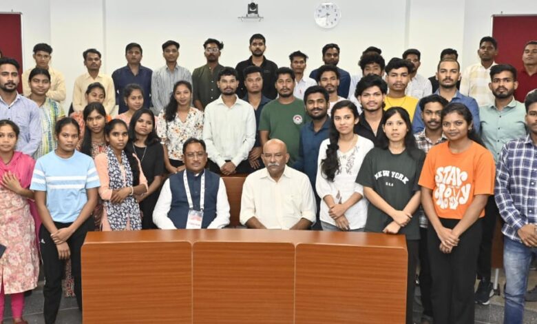 CG NEWS- दंतेवाड़ा के युवाओं को मिला आईआईएम रायपुर से नया उड़ान मंच, उद्यमिता सर्टिफिकेट प्रोग्राम बैच-2 का हुआ सफल समापन… CG NEWS- दंतेवाड़ा के युवाओं को मिला आईआईएम रायपुर से नया उड़ान मंच, उद्यमिता सर्टिफिकेट प्रोग्राम बैच-2 का हुआ सफल समापन…