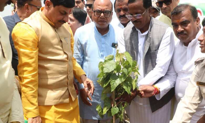 MP NEWS: मुख्यमंत्री डॉ. मोहन यादव ने विश्व पर्यावरण दिवस पर सिंदूर का पौधा रोपकर प्रकृति संरक्षण का दिया संदेश… MP NEWS: मुख्यमंत्री डॉ. मोहन यादव ने विश्व पर्यावरण दिवस पर सिंदूर का पौधा रोपकर प्रकृति संरक्षण का दिया संदेश…
