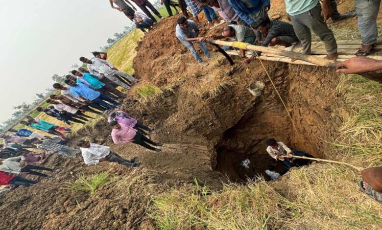 CG Accident News: खेत में कुएं की खुदाई के दौरान दर्दनाक हादसा: मलबा गिरने से एक मजदूर की मौत, इतने हुए घायल…. CG Accident News: खेत में कुएं की खुदाई के दौरान दर्दनाक हादसा: मलबा गिरने से एक मजदूर की मौत, इतने हुए घायल….