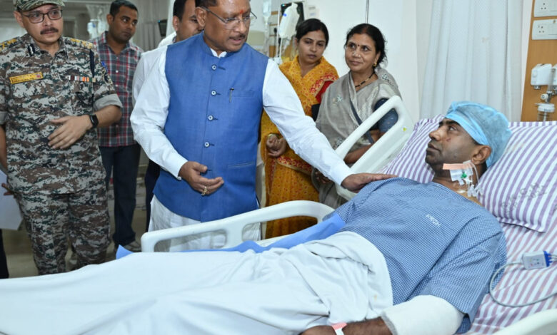 CG- मुख्यमंत्री ने रामकृष्ण अस्पताल पहुंचकर सुकमा नक्सली हमले में घायल जवानों से की मुलाकात, चिकित्सकों से ली स्वास्थ्य सुविधाओं की जानकारी, बेहतर इलाज के दिए निर्देश… CG- मुख्यमंत्री ने रामकृष्ण अस्पताल पहुंचकर सुकमा नक्सली हमले में घायल जवानों से की मुलाकात, चिकित्सकों से ली स्वास्थ्य सुविधाओं की जानकारी, बेहतर इलाज के दिए निर्देश…