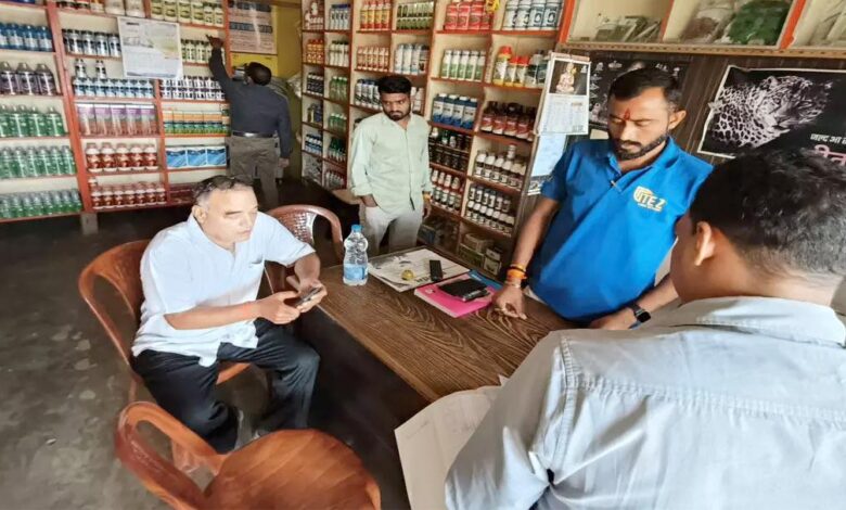 CG Crime : खाद-बीज दुकानों पर कृषि विभाग की छापेमारी, किसानों को एक्सपायरी डेट की दवा बेचने की थी तैयारी, 5 दुकानदारों को नोटिस; जवाब नहीं देने पर लाइसेंस रद्द करने की चेतावनी… CG Crime : खाद-बीज दुकानों पर कृषि विभाग की छापेमारी, किसानों को एक्सपायरी डेट की दवा बेचने की थी तैयारी, 5 दुकानदारों को नोटिस; जवाब नहीं देने पर लाइसेंस रद्द करने की चेतावनी…