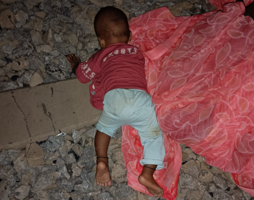 CG News- CG में दिल दहला देने वाली घटना: बच्चे को गोद में लेकर मां ने दी जान, लेकिन गोद में मौजूद मासूम रोते-रोते बचा ज़िंदा…मासूम सुरक्षित…
