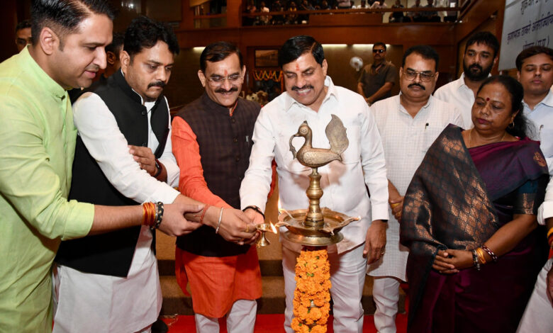 MP News- मुख्यमंत्री डॉ. मोहन यादव ने युवा संसद में युवाओं से किया संवाद, कहा- आपातकाल संविधान की हत्या थी… MP News- मुख्यमंत्री डॉ. मोहन यादव ने युवा संसद में युवाओं से किया संवाद, कहा- आपातकाल संविधान की हत्या थी…