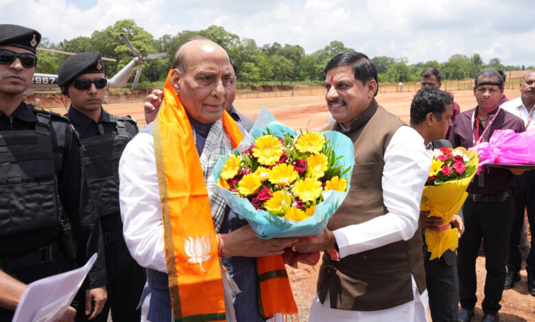 MP NEWS: मुख्यमंत्री डॉ. मोहन यादव ने केंद्रीय रक्षा मंत्री राजनाथ सिंह का किया आत्मीय स्वागत… MP NEWS: मुख्यमंत्री डॉ. मोहन यादव ने केंद्रीय रक्षा मंत्री राजनाथ सिंह का किया आत्मीय स्वागत…