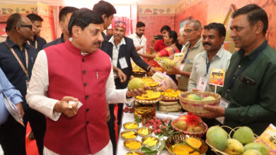 MP News: मुख्यमंत्री डॉ. यादव ने बॉम्बे ग्रीन और मणि प्रभा का स्वाद चख कर किया “आम महोत्सव” का शुभारंभ…