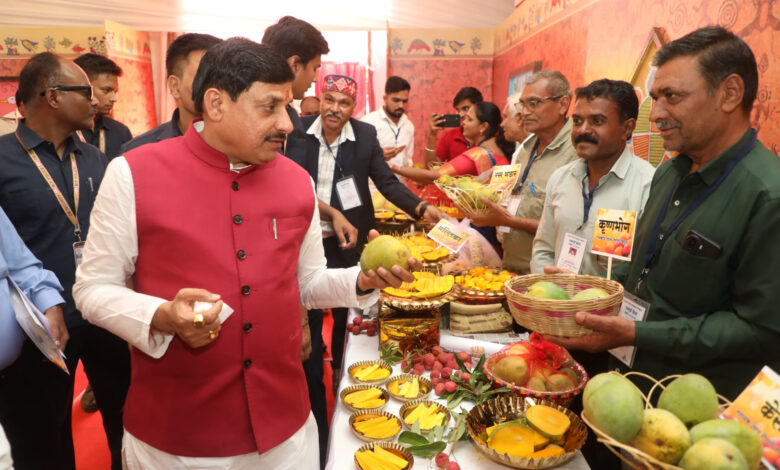 MP News: मुख्यमंत्री डॉ. यादव ने बॉम्बे ग्रीन और मणि प्रभा का स्वाद चख कर किया “आम महोत्सव” का शुभारंभ… MP News: मुख्यमंत्री डॉ. यादव ने बॉम्बे ग्रीन और मणि प्रभा का स्वाद चख कर किया “आम महोत्सव” का शुभारंभ…