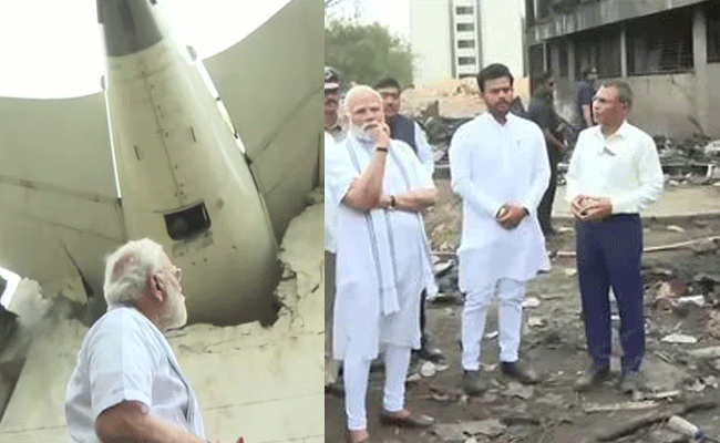 अहमदाबाद विमान हादसा: घटनास्थल का जायजा लेने पहुंचे पीएम मोदी, घायलों से की मुलाकात अहमदाबाद विमान हादसा: घटनास्थल का जायजा लेने पहुंचे पीएम मोदी, घायलों से की मुलाकात