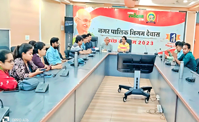 प्रधानमंत्री आवास योजना के संबंध मे उपायुक्त ने ली उपयंत्रियों की बैठक
