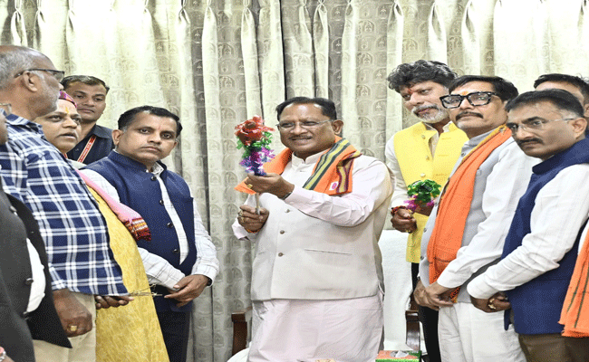 मुख्यमंत्री श्री विष्णु देव साय को बस्तर के ऐतिहासिक ‘गोंचा महापर्व’ का आमंत्रण : ‘तुपकी’ भेंट कर किया गया सम्मान