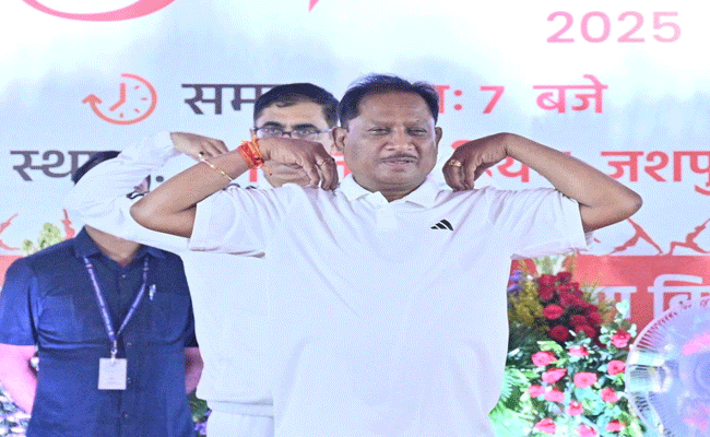 मुख्यमंत्री श्री विष्णु देव ने हजारों लोगों के साथ जिला मुख्यालय जशपुर में किया योगाभ्यास
