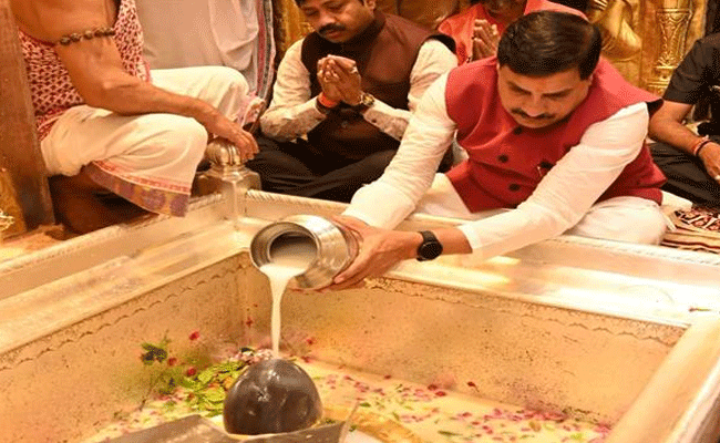 मुख्यमंत्री डॉ. यादव ने वाराणसी में किये बाबा काशी विश्वनाथ के दर्शन