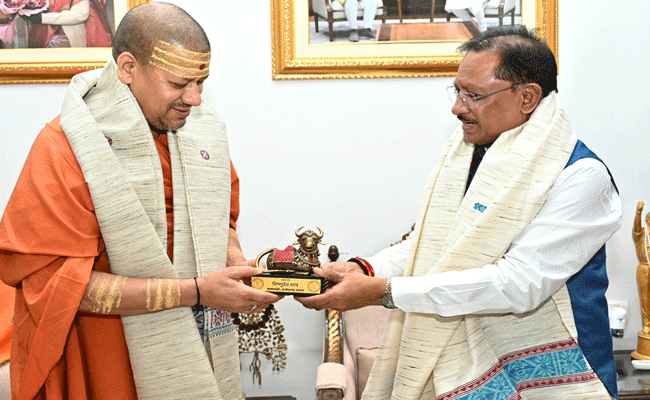 मुख्यमंत्री श्री विष्णु देव साय से निरंजन पीठाधीश्वर महामंडलेश्वर डॉ. स्वामी कैलाशनंद गिरी जी महाराज ने की सौजन्य भेंट