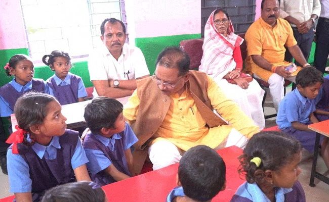 “पढ़ाई ठीक से करना है न… मोबाइल ज्यादा नहीं देखना”