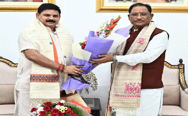 मुख्यमंत्री श्री विष्णु देव साय से केन्द्रीय कोयला एवं खान राज्य मंत्री श्री सतीश चन्द्र दुबे ने की सौजन्य मुलाकात