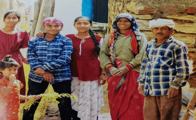 मुख्यमंत्री नोनी सशक्तिकरण योजना ने बदली पार्वती मिझी की ज़िंदगी : बेटियों के सपनों को मिली उड़ान मुख्यमंत्री नोनी सशक्तिकरण योजना ने बदली पार्वती मिझी की ज़िंदगी : बेटियों के सपनों को मिली उड़ान