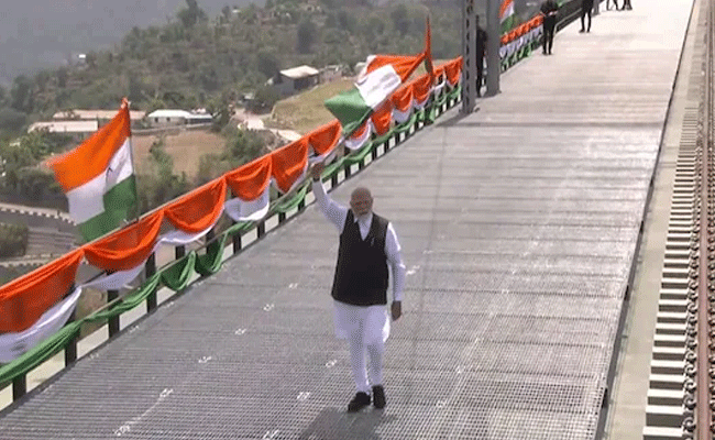 पीएम मोदी ने तिरंगा लहराकर किया चिनाब रेलवे ब्रिज का उद्घाटन, वंदे भारत एक्सप्रेस को दिखाई हरी झंडी