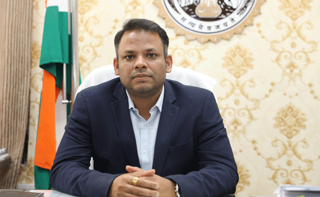 कलेक्टर श्री ऋतुराज सिंह ने सीमांकन का समय-सीमा में निराकरण नहीं करने एवं सीमांकन के लिए राशि की मांग करने पर राजस्व निरीक्षक मोहनलाल गोयल को किया निलंबित