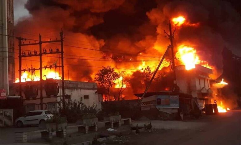 गद्दा फैक्ट्री में लगी भीषण आग, दो घंटे के बाद आग पर पाया गया काबू, एक मौत गद्दा फैक्ट्री में लगी भीषण आग, दो घंटे के बाद आग पर पाया गया काबू, एक मौत