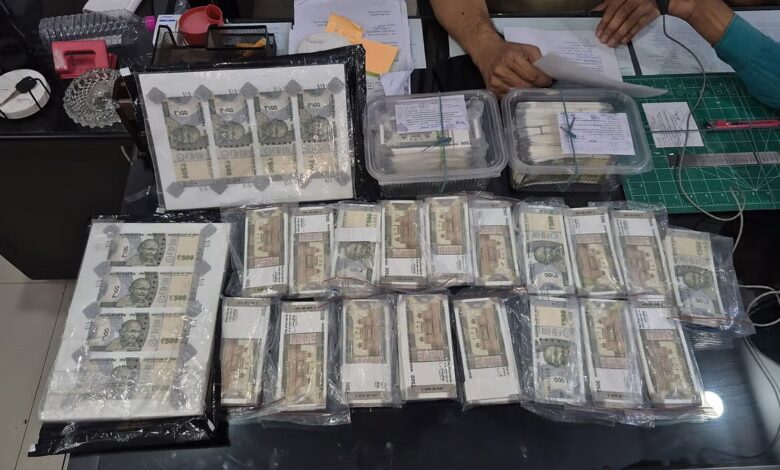 18 लाख की नकली मुद्रा जब्त, बीबीए छात्र समेत 6 गिरफ्तार 18 लाख की नकली मुद्रा जब्त, बीबीए छात्र समेत 6 गिरफ्तार